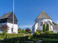 Seitlicher Glockenturm und Østerlars Rundkirche mit Stützpfeiler - Østerlars